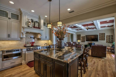 Example of a classic kitchen design in Miami