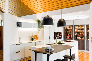 Design ideas for a mid-sized kitchen in Brisbane.