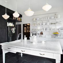 Houzz Tour: Svart möter vitt i ett kärleksfullt hus i Toronto