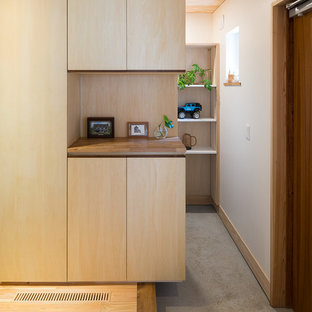 東京都下の片開きドア和風のおしゃれな玄関ホール (白い壁、淡色無垢フローリング、濃色木目調のドア、ベージュの床) の写真