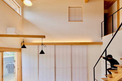 Foto de salón minimalista de tamaño medio con paredes blancas y suelo de madera clara