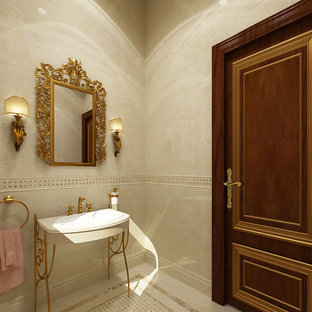 Idée de décoration pour un WC et toilettes victorien de taille moyenne avec un plan de toilette en marbre, un carrelage beige, un mur beige, un sol en marbre, un lavabo posé et du carrelage en marbre.