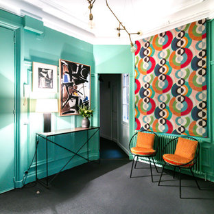 Inspiration för mellanstora eklektiska foajéer, med gröna väggar, heltäckningsmatta, en dubbeldörr, en grön dörr och svart golv