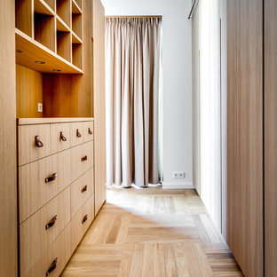 Modern inredning av en garderob, med beiget golv