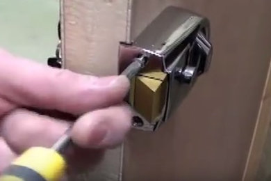 Re-placing a Yale lock