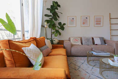 Imagen de salón para visitas abierto nórdico grande con paredes blancas, suelo de madera clara, televisor independiente y suelo beige