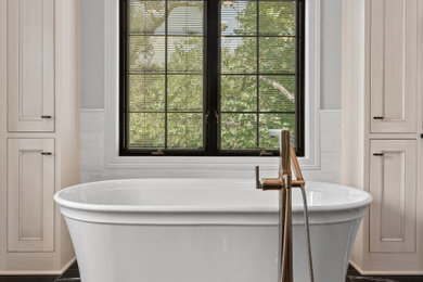 Example of a transitional bathroom design in Milwaukee