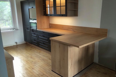 Inspiration pour une cuisine ouverte parallèle design de taille moyenne avec un plan de travail en stratifié.