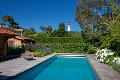 Idées déco pour une piscine bord de mer.