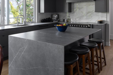 Kitchen - contemporary kitchen idea in Vancouver