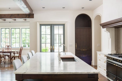 Example of a classic kitchen design in Atlanta