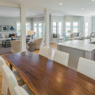 ウィルミントンの広いトランジショナルスタイルのLDKの画像 (グレーの壁、淡色無垢フローリング)