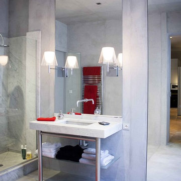 Salle de bain avec douche et évier marbre
