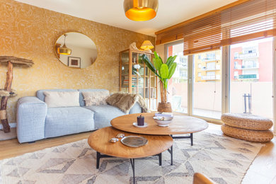 Ejemplo de salón abierto actual de tamaño medio con paredes beige, suelo de madera clara y papel pintado