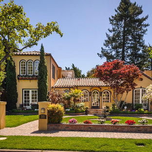 サンフランシスコの地中海スタイルのおしゃれな家の外観 (漆喰サイディング) の写真