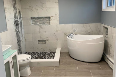 Example of a bathroom design in Bridgeport