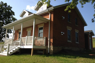 Inspiration for a farmhouse front porch remodel in Chicago with decking