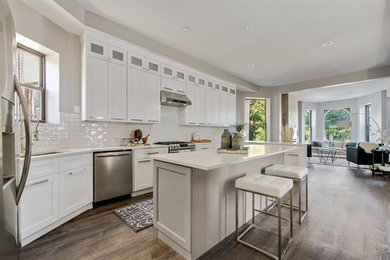 Example of a kitchen design in Chicago