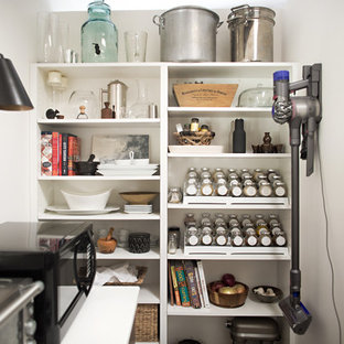 Mid-Century Küche mit Vorratsschrank, offenen Schränken, weißen Schränken und weißer Arbeitsplatte in Cincinnati