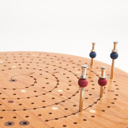 Round Cribbage Board with Beautiful Pegs - Board Games And Card Games