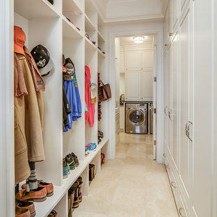 Foto di un ingresso con anticamera classico con pavimento in travertino, pareti bianche e pavimento beige