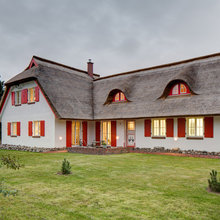 Ein nagelneues Kapitänshaus in traditioneller Form an der Ostsee
