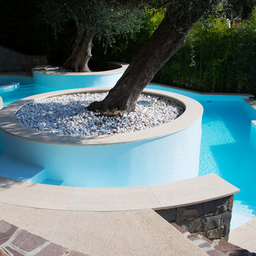 Una piscina tra gli ulivi