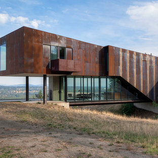 Zweistöckiges Modernes Haus mit Metallfassade in Sonstige