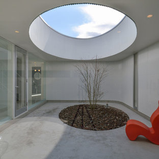 他の地域のモダンスタイルのおしゃれな中庭のテラス (張り出し屋根) の写真