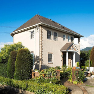 他の地域のトラディショナルスタイルのおしゃれな家の外観 (寄棟屋根、戸建、漆喰サイディング、瓦屋根) の写真