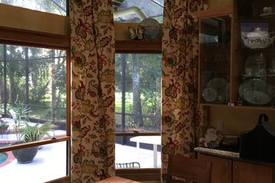 Example of a transitional home design design in Tampa
