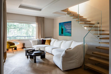 Ispirazione per un soggiorno minimal con pareti beige, pavimento in legno massello medio, pavimento marrone e soffitto ribassato