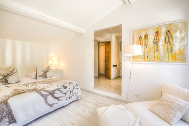Idées déco pour une grande chambre parentale moderne avec un mur blanc, parquet clair et aucune cheminée.