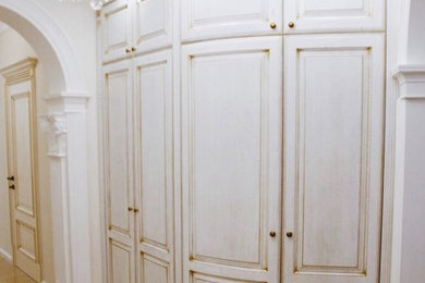 На фото: коридор среднего размера в классическом стиле с бежевыми стенами, полом из керамогранита и коричневым полом
