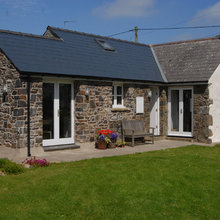 *Litlapund: Exterior (windows)