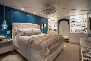 Modelo de dormitorio principal tradicional renovado de tamaño medio con paredes azules, suelo de madera clara, suelo blanco y casetón