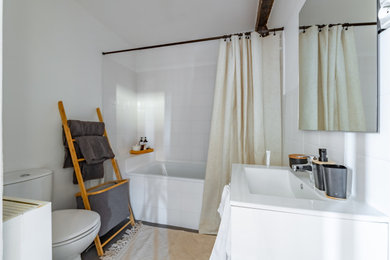 Exemple d'une salle d'eau beige et blanche tendance de taille moyenne avec meuble simple vasque.
