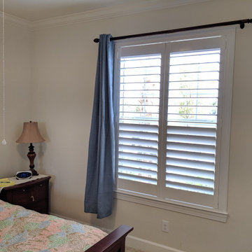 Split tilt bar allows bottom louvers to close separately from the top