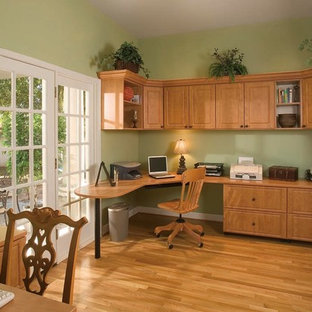 Foto di un piccolo studio chic con scrivania incassata