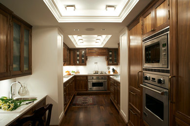 Kitchen - traditional kitchen idea in Toronto