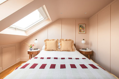 ロンドンにあるミッドセンチュリースタイルのおしゃれな客用寝室