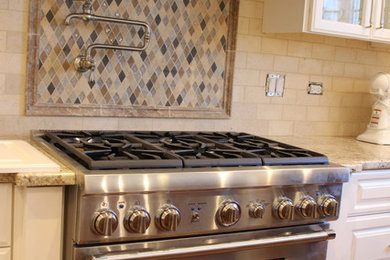 Kitchen - traditional kitchen idea in Chicago