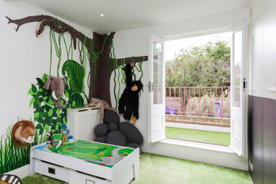 ロンドンにあるお手頃価格の中くらいなコンテンポラリースタイルのおしゃれな子供部屋 (カーペット敷き、児童向け) の写真