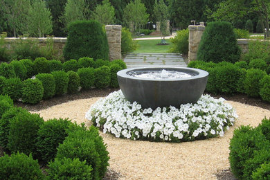 Photo of a large traditional full sun front yard gravel landscaping in DC Metro.