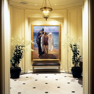 Idéer för en stor eklektisk foajé, med beige väggar, klinkergolv i keramik och vitt golv