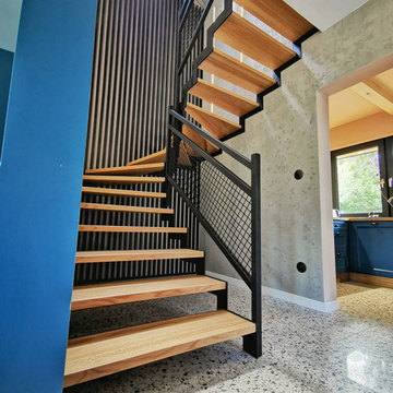 Дизайнерская лестница с деревянными ступенями