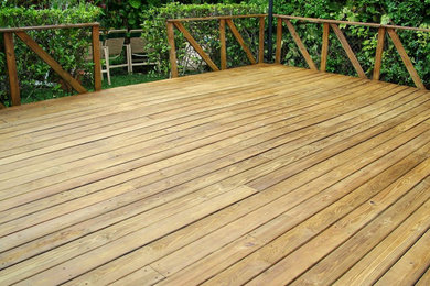 Inspiration for a transitional deck remodel in Montreal