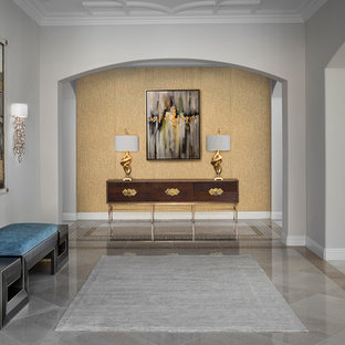 Удачное сочетание для дизайна помещения: огромное фойе в современном стиле с мраморным полом, двустворчатой входной дверью, входной дверью из темного дерева и бежевым полом - самое интересное для вас