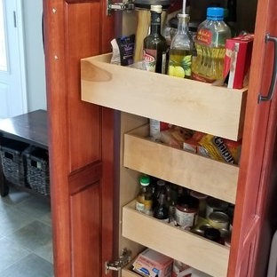 Idéer för mellanstora vintage beige kök, med en dubbel diskho, skåp i shakerstil, skåp i mellenmörkt trä, laminatbänkskiva, vitt stänkskydd, stänkskydd i tunnelbanekakel, vita vitvaror, ljust trägolv, en halv köksö och gult golv