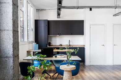 Imagen de cocina lineal y blanca y madera contemporánea de tamaño medio abierta con fregadero de un seno, armarios con paneles empotrados, puertas de armario negras, encimera de madera, salpicadero de madera, electrodomésticos con paneles, suelo de madera en tonos medios, una isla, vigas vistas y barras de cocina